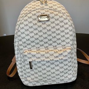 🎅🏻🎄Michael Kors Signature Canvas Backpack. I always respond to offers :)